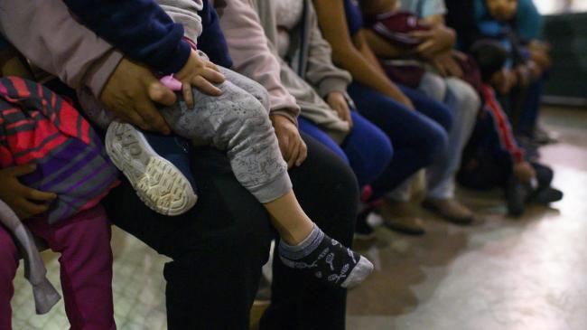 США: 2100 дітей-мігрантів все ще можуть бути відокремлені від батьків