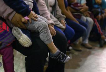 США: 2100 дітей-мігрантів все ще можуть бути відокремлені від батьків