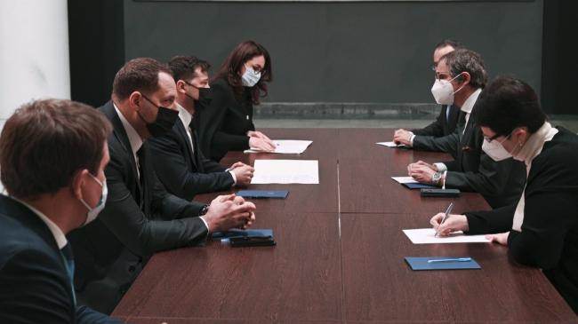 ФОТО ©️Пресслужба Президента України: Президент Володимир Зеленський під час зустрічі з генеральним директором МАГАТЕ Рафаелем Маріано Гроссі у Києві.