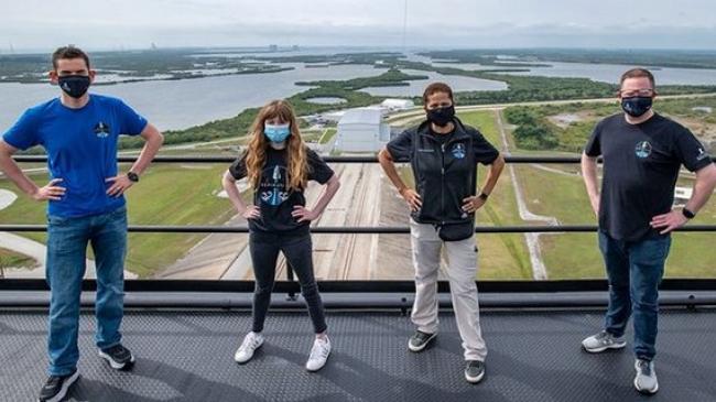 Американський мільярдер оплатив космічну подорож на кораблі Ілона Маска для себе та ще 3 осіб 