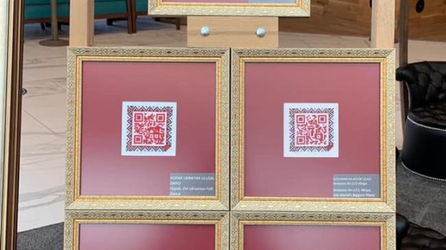 В Анкарі у вежі Атакюле експонується колекція вишиваних українських QR-кодів та мапи України
