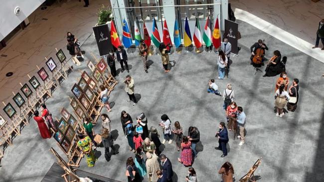 В Анкарі у вежі Атакюле експонується колекція вишиваних українських QR-кодів та мапи України