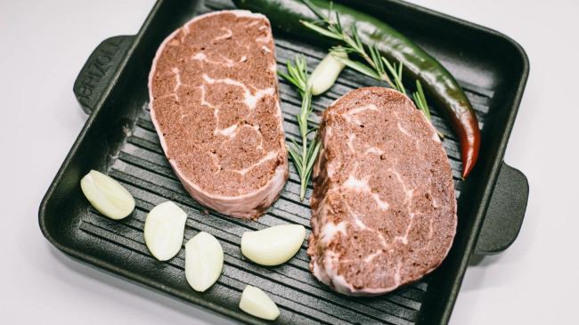 ФОТО © Інформаційне агентство ASPI: Фахівці компанії Green Go створили перший рослинний стейк. Їжа схожа ззовні і на смак на "мармурову" яловичину.