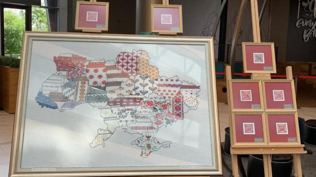 В Анкарі у вежі Атакюле експонується колекція вишиваних українських QR-кодів та мапи України 