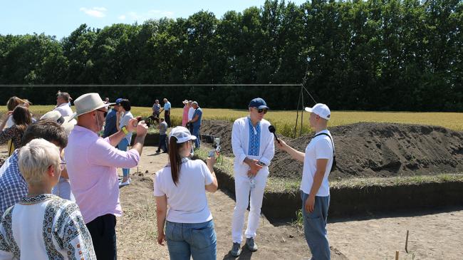 В селе Легедзине раскопки поселений трипольской культуры 20 лет финансирует английский лорд Бертран Кост.