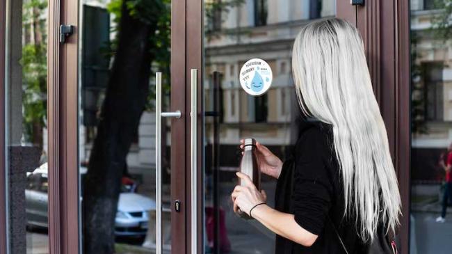 Шукати заклади-учасники проєкту можна за такою наліпкою. 