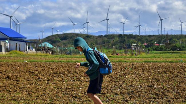 Фото ADB / А.Бенавенте Під час пандемії тільки сектор відновлюваної енергії показував високі темпи зростання, але навіть цього зростання далеко не достатньо. Вітряна електростанція, Філіппіни