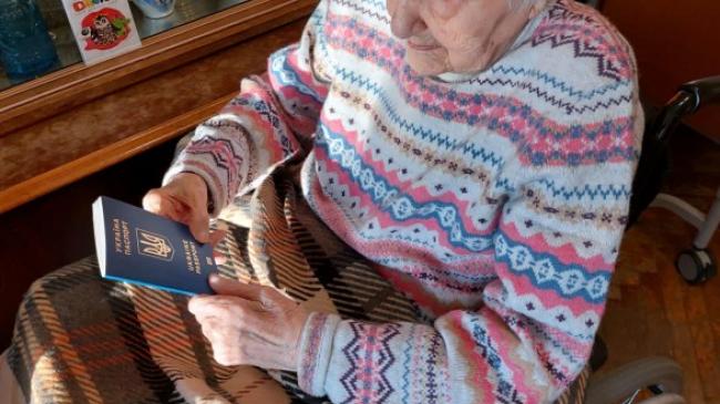 ФОТО ©UNN: Одесситка получила загранпаспорт в 104 года