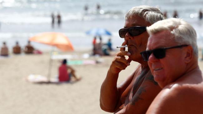 ©Borja Suarez/Reuters: Целью нового закона является уменьшение загрязнения побережья окурками