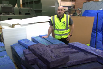 У Великій Британії використані медичні маски перетворюють на шкільні стільці