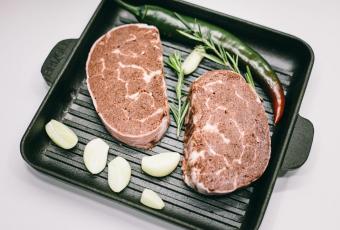 ФОТО © Інформаційне агентство ASPI: Фахівці компанії Green Go створили перший рослинний стейк. Їжа схожа ззовні і на смак на "мармурову" яловичину.