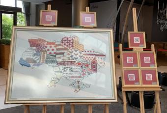 В Анкарі у вежі Атакюле експонується колекція вишиваних українських QR-кодів та мапи України 