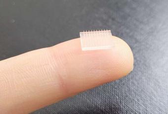 ФОТО ©MedicalXpress: Вчені зі Стенфордського університету та Університету Північної Кароліни на Чапел-Гіллі створили 3D-друкований пластир з вакциною