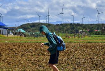 Фото ADB / А.Бенавенте Під час пандемії тільки сектор відновлюваної енергії показував високі темпи зростання, але навіть цього зростання далеко не достатньо. Вітряна електростанція, Філіппіни