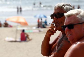 ©Borja Suarez/Reuters: Целью нового закона является уменьшение загрязнения побережья окурками