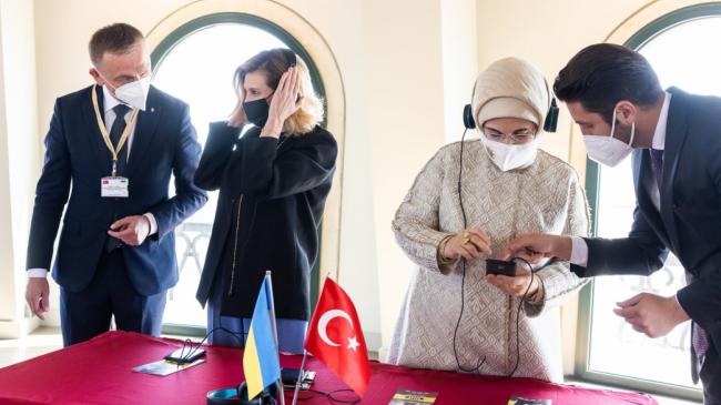 ФОТО © пресслужба Президента України: Туреччина, 10.04.2021г., Олена Зеленська і Еміне Ердоган на церемонії запуску україномовного аудіогіда