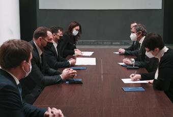 ФОТО ©️Пресслужба Президента України: Президент Володимир Зеленський під час зустрічі з генеральним директором МАГАТЕ Рафаелем Маріано Гроссі у Києві.